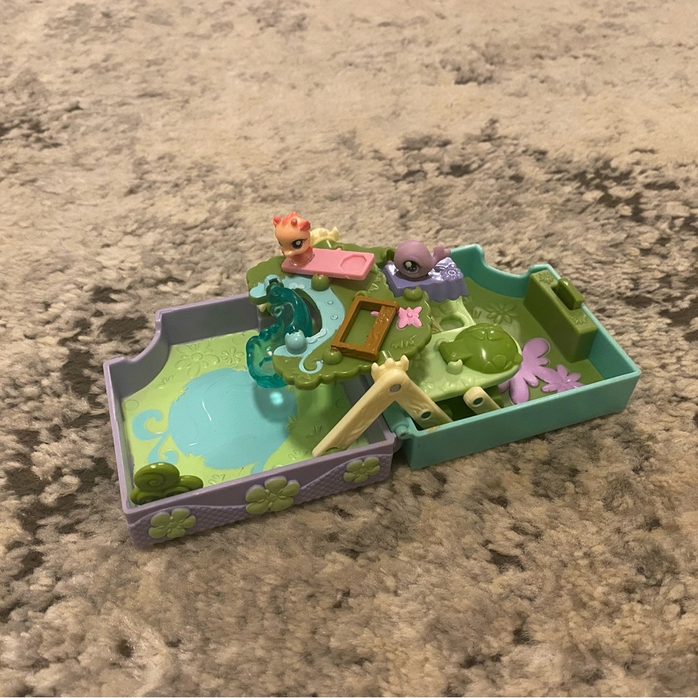 2007 Rare Littlest Pet Shop (LPS) Teeniest Tiniest Play Set with Animals
